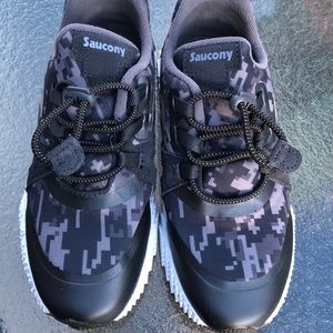 NWOT BOYS SAUCONY RUNNING SHOES 👟